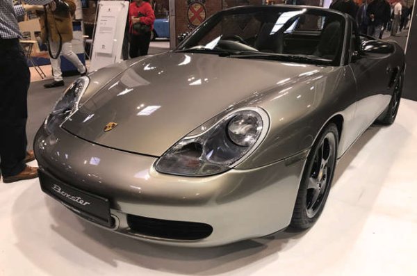 Много ранният Porsche Boxster беше критикуван - нямало двигател за това шаси. Въпреки това, ако давате приоритет на релаксиращото шофиране, а не на гонки по пистата, от покупка на тази кола имаше смисъл.

Въпреки че със сигурност не е бавен, той също е забележително икономичен като за шестцилиндров двигател на Porsche. 